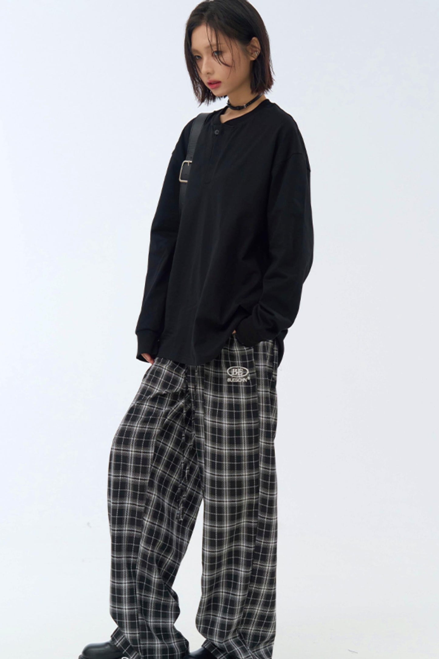 シャツスタイルのTシャツ、ストラップ付きレイヤード