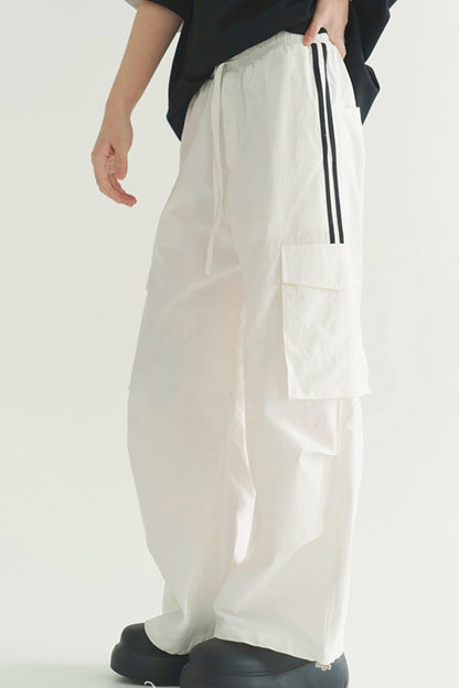 Locker geschnittene Hose mit mehreren Taschen