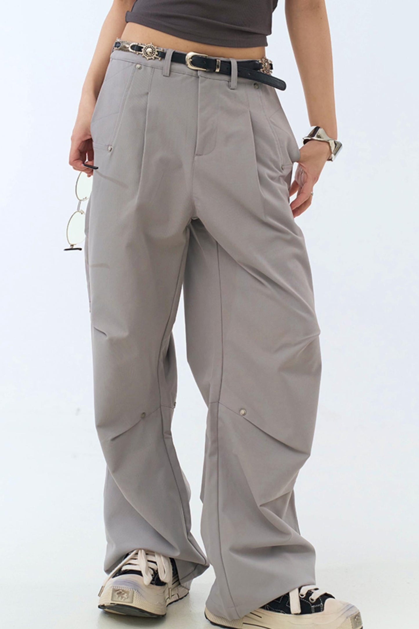 リラックスした脚にフィットするプリーツパンツ