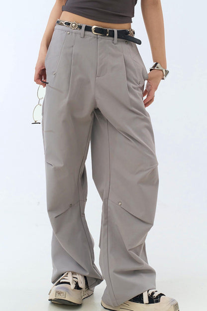 リラックスした脚にフィットするプリーツパンツ