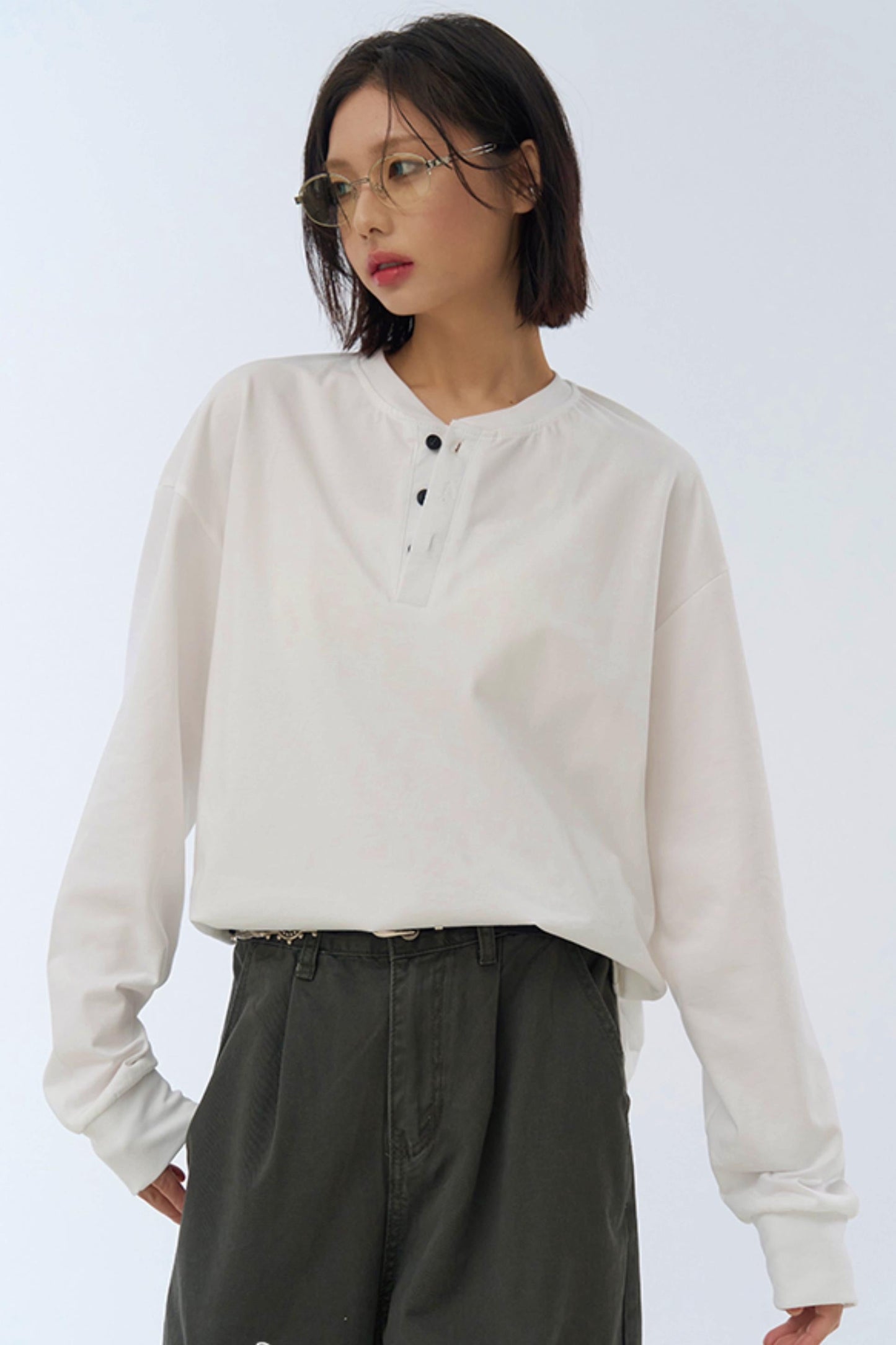 ミニマルなハーフボタンTシャツ