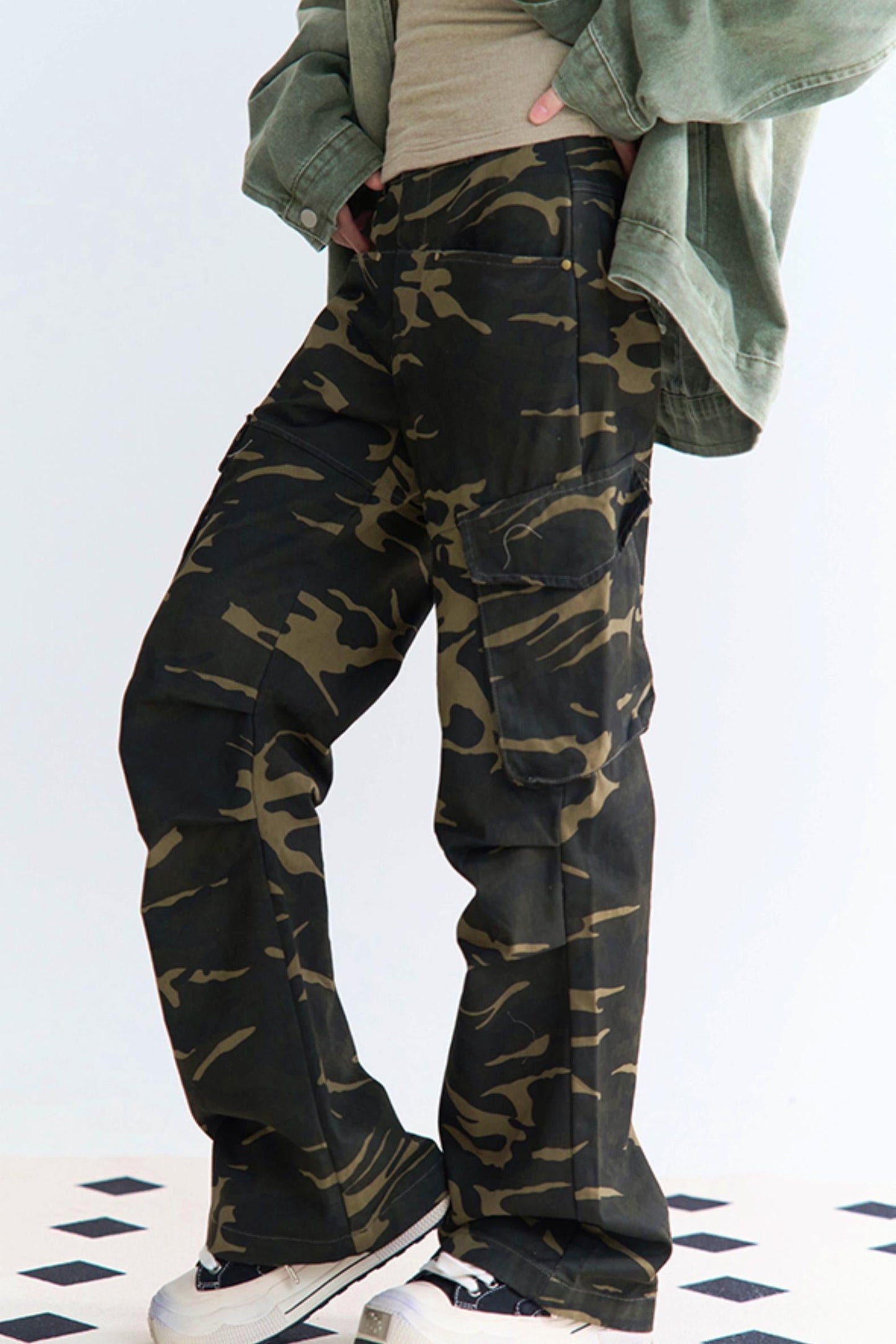 迷彩柄のリラックスパンツ