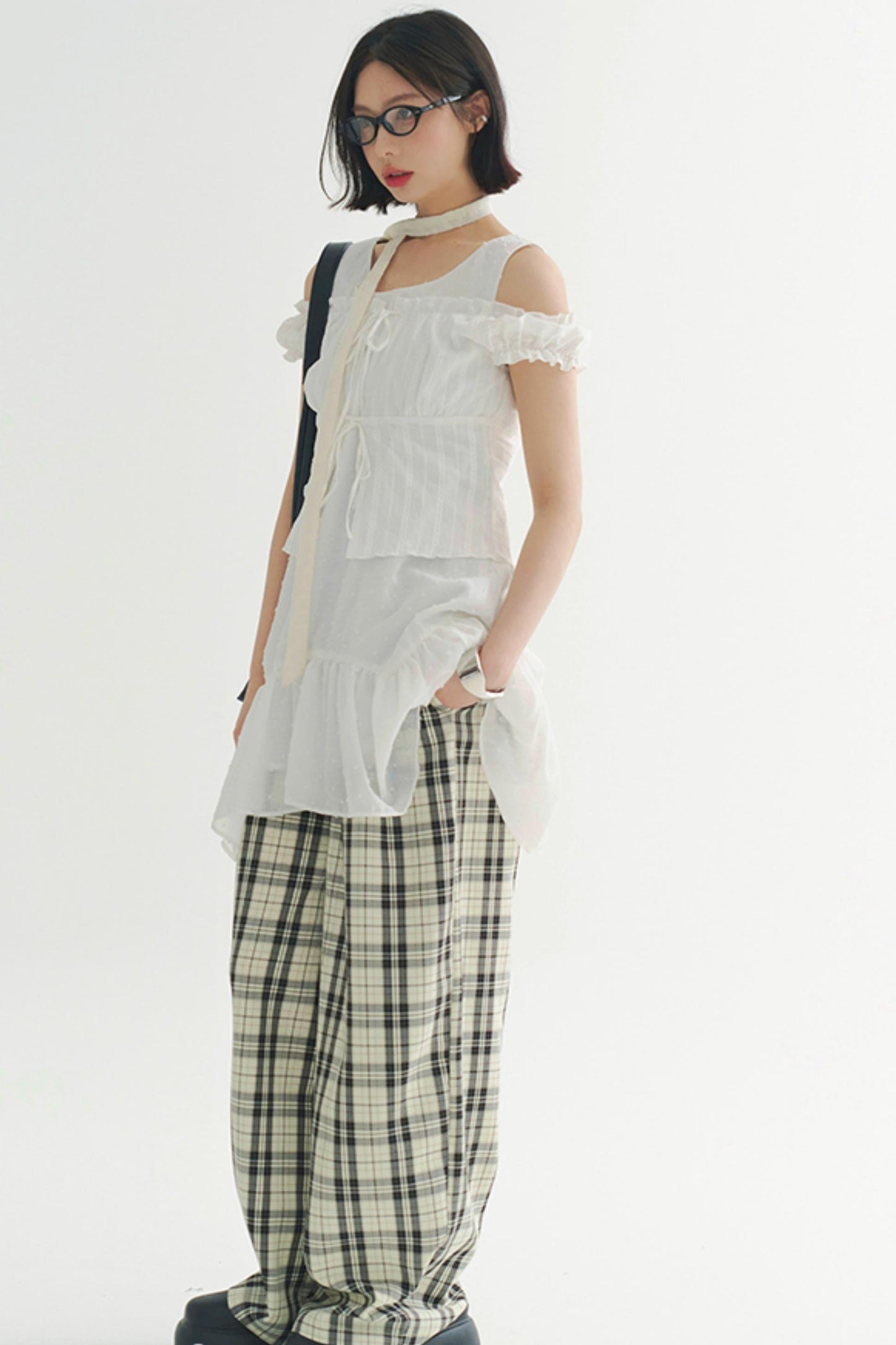 オフショルダーのレースアップトップス