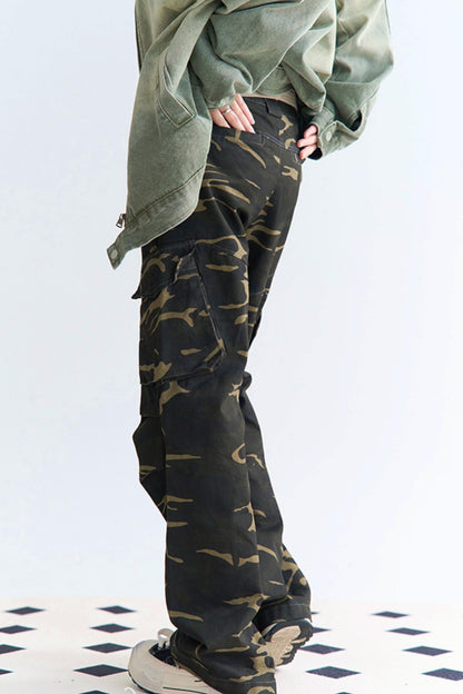 迷彩柄のリラックスパンツ