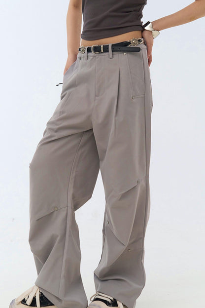 プリーツレッグにフィットするリラックスパンツ