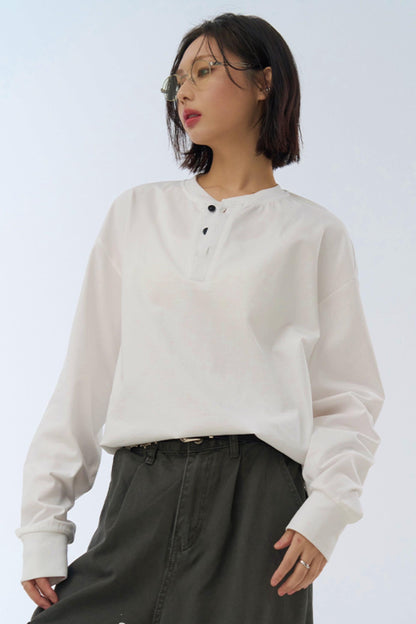 ミニマルなハーフボタンTシャツ