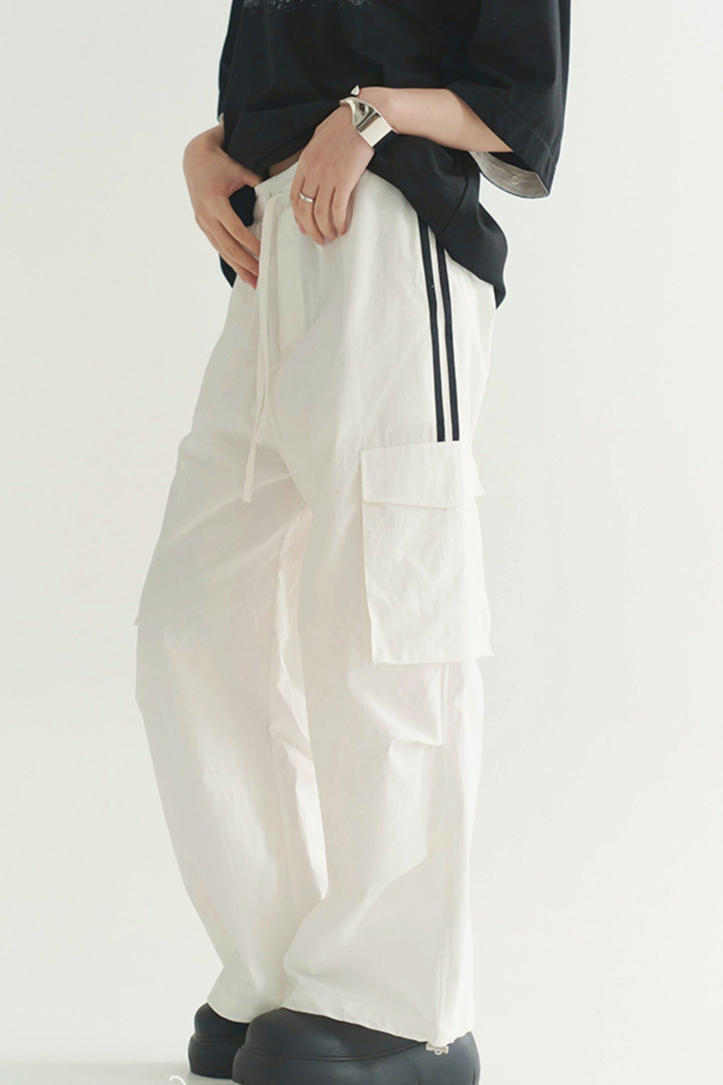 Locker geschnittene Hose mit mehreren Taschen