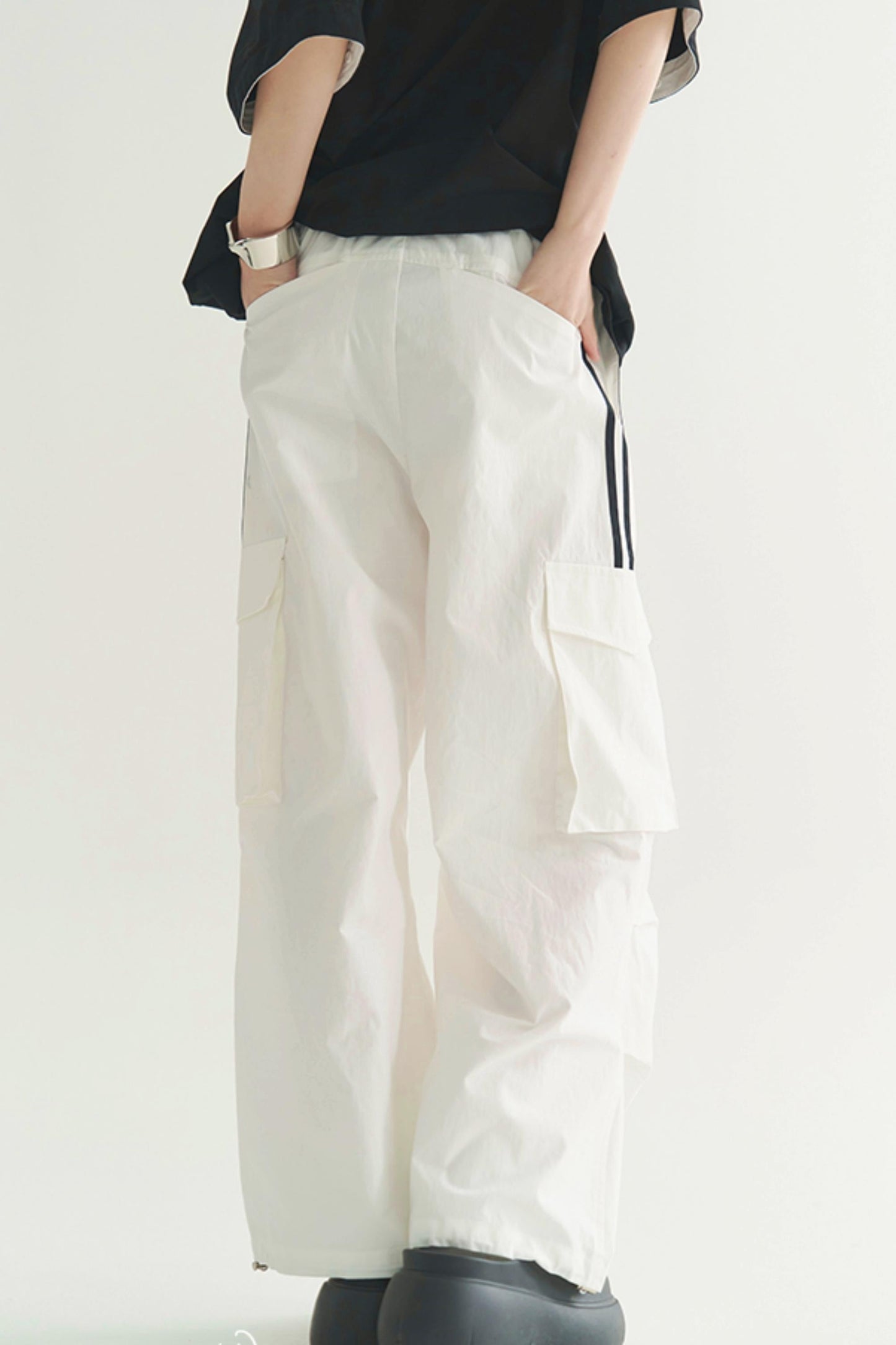 Locker geschnittene Hose mit mehreren Taschen