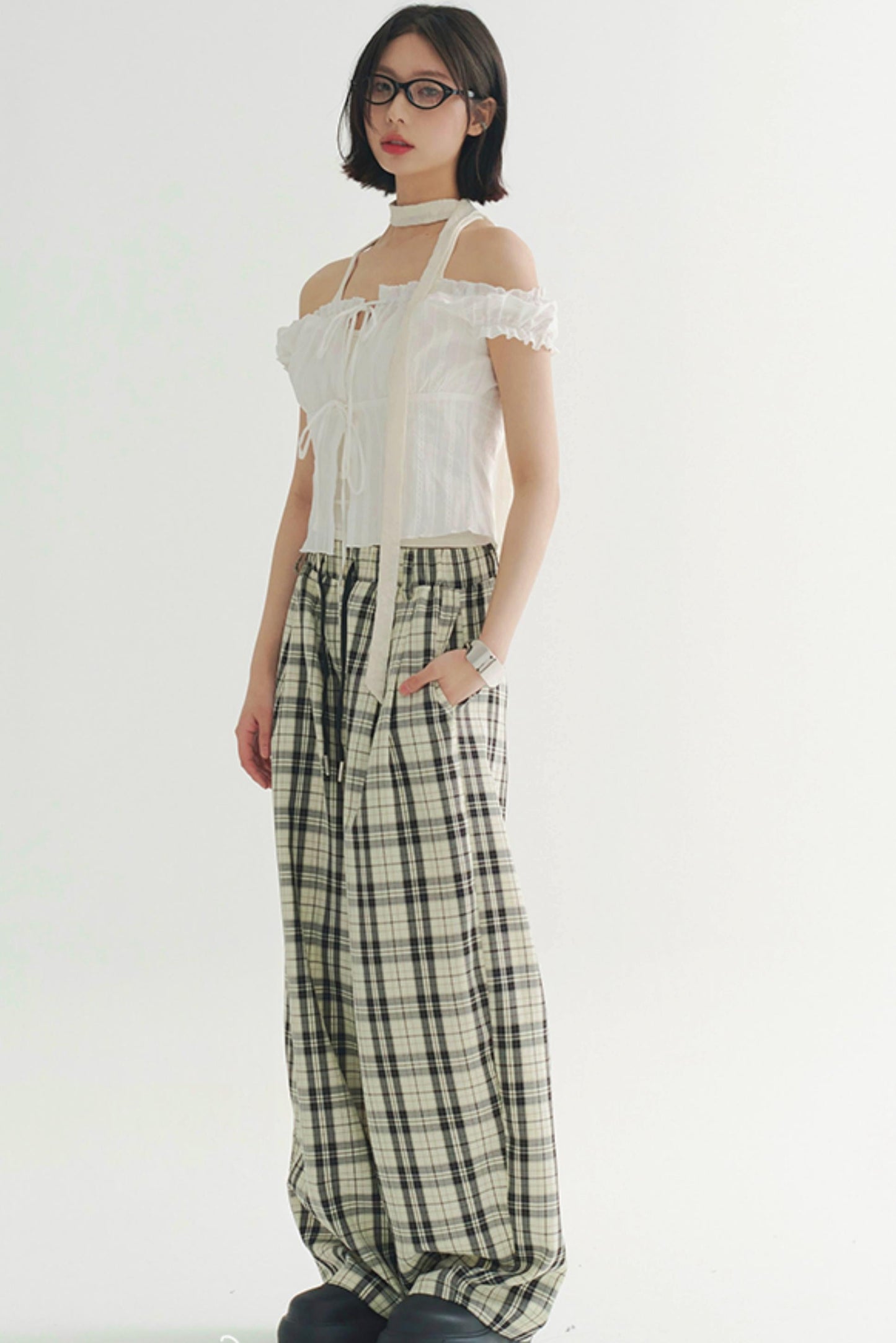 オフショルダーのレースアップトップス