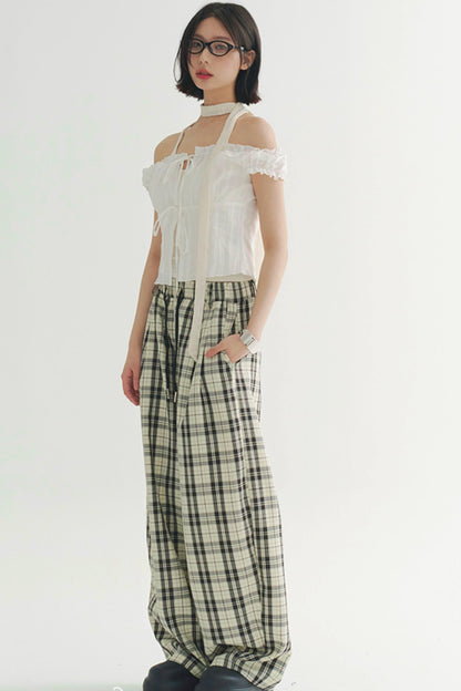 オフショルダーのレースアップトップス