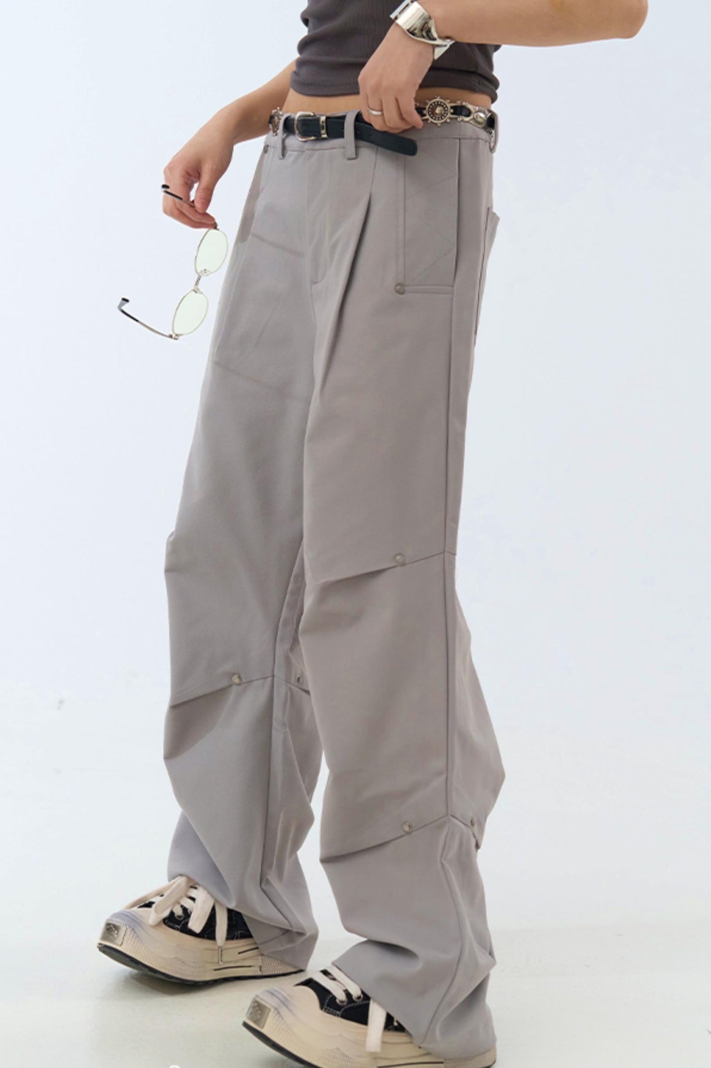 リラックスした脚にフィットするプリーツパンツ