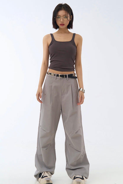 リラックスした脚にフィットするプリーツパンツ