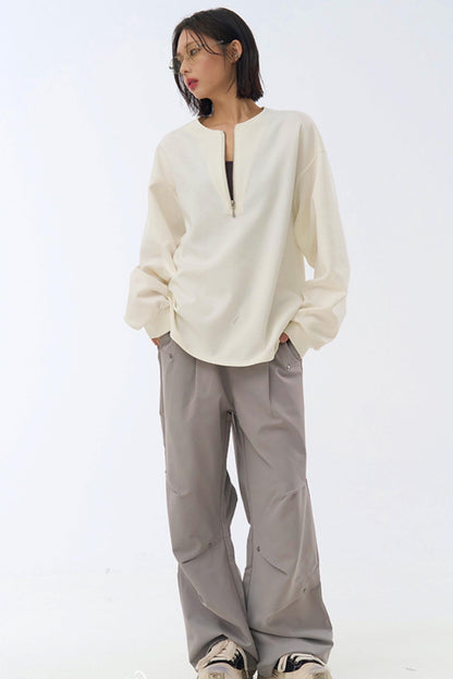 リラックスした脚にフィットするプリーツパンツ