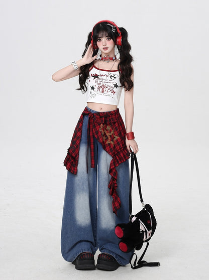 レッドチェック柄ウエストアクセサリー付き、フェイドウォッシュブルーのローライズワイドレッグジーンズ