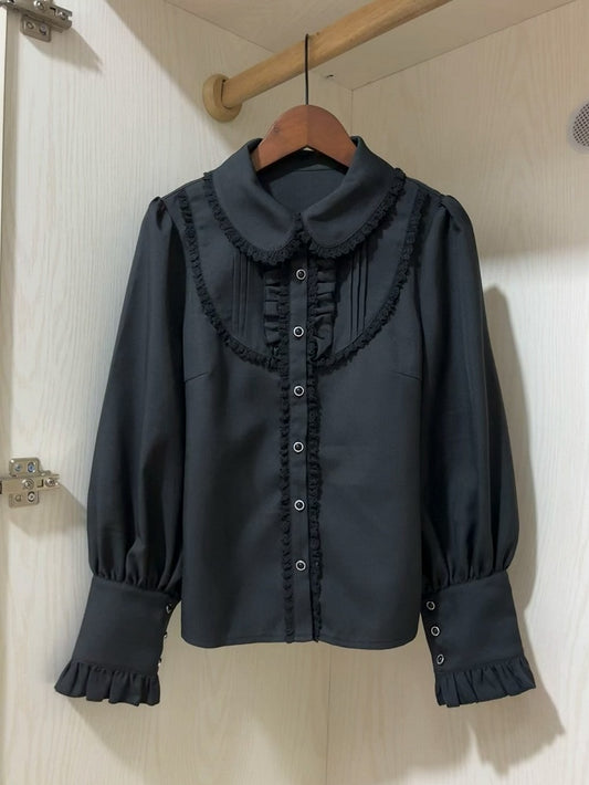 ブラックのラウンドフラットカラー長袖シャツ