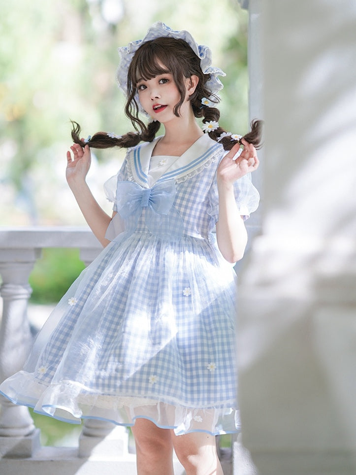Hellblauer Matrosenkragen, weiße Gänseblümchen, kariertes süßes Kleid mit Schleifendetails