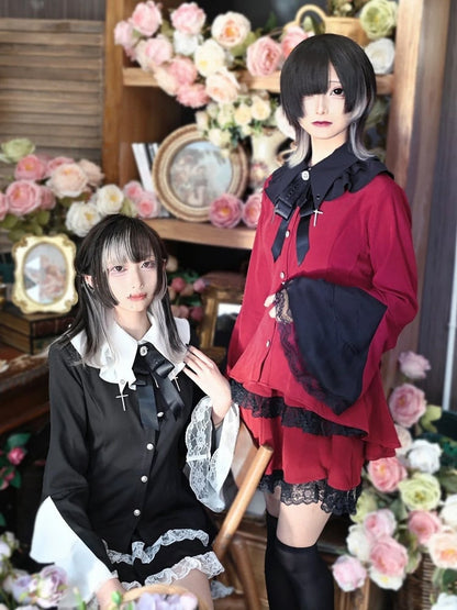 Schwarzes Gothic-Outfit-Set mit rotem und mit Spitzenbesatz verziertem, spitzem, flachem Kragen und Glockenärmeln sowie Stufenrock –