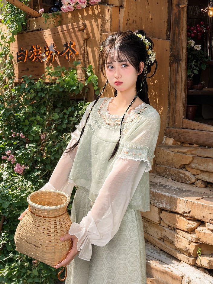 Grünes Jacquard-Cheongsam mit Knotenknöpfen, Chiffon-Oberteil mit Stickerei im Blumenausschnitt