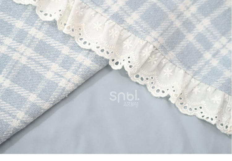 ブルーのチェック柄ハイウエストレーストリムミディスカート