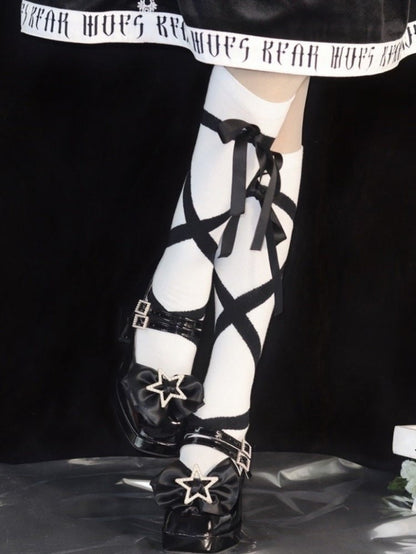 リボンプリントと蝶結びで飾られた膝丈ストッキング