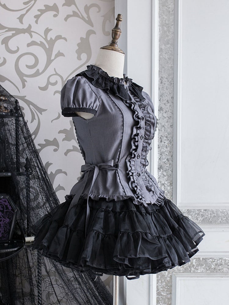 グレーのフリル付きダークスリーブシャツ、ネックライン、ショート丈、ストライプ