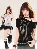 Asymmetrischer Ausschnitt, Used-Look, T-Shirt mit Perlenbesatz und schwarz-weißem Kreuzketten-Print, Halsausschnitt