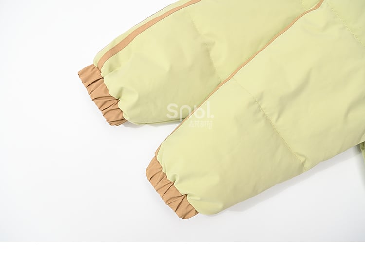 グリーンの厚手フード付きジャケット