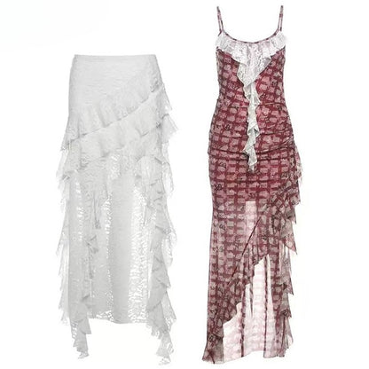裾の華やかなほろ苦い柄の赤いスカートと白いドレスのキャミソールセット - チェック柄のレースの蝶の非対称 +