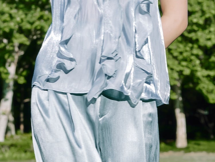 Vintage-Oberteil mit blauen Rüschenakzenten und Hose mit geradem Bein