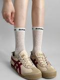 Socken mit Buchstabenstickerei in Weiß/Braun/Schwarz/Khaki
