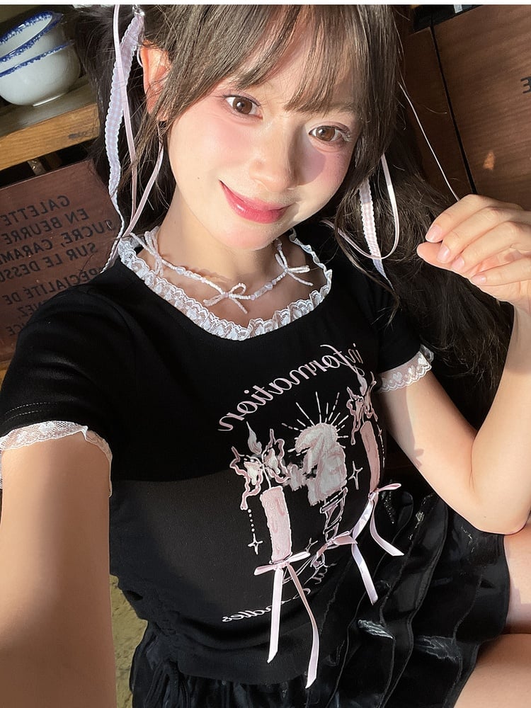 ブラック スクエアネック キャンドルスティックプリント ドローストリングヘム レーストリム Tシャツ