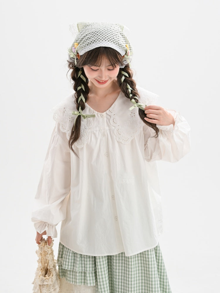 ホワイトのオーバーサイズレースカラー、フリル袖口、ゆったりブラウス