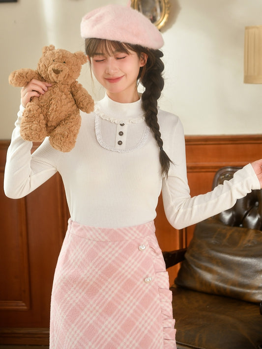 Weißes, hochgeschlossenes, langärmliges Top mit Spitzenbesatz