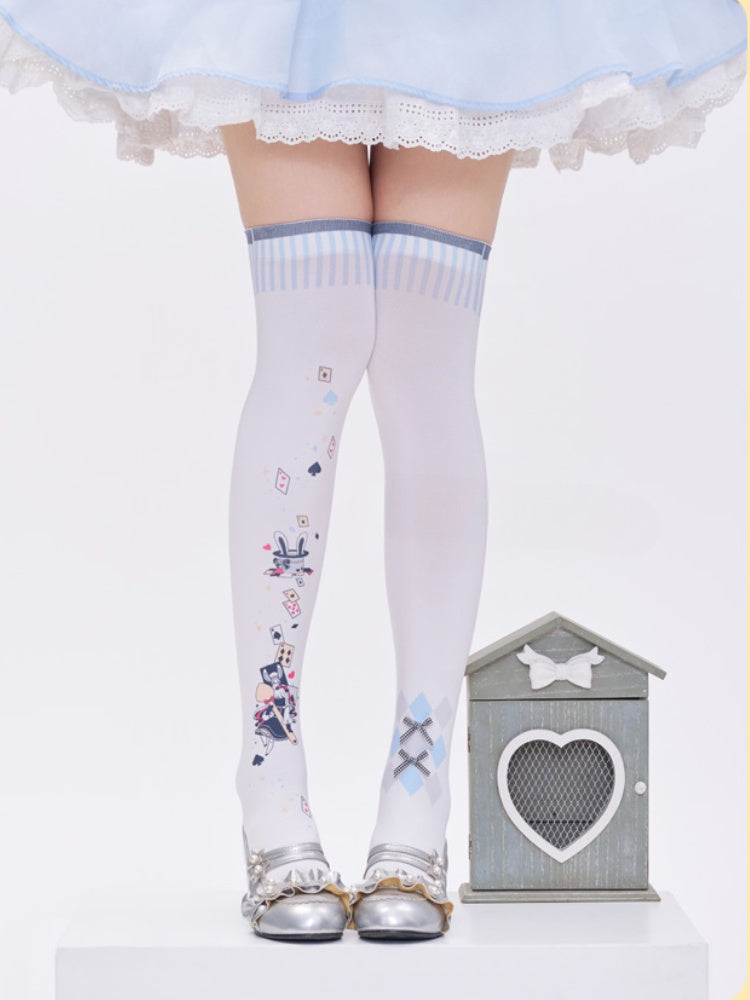 Weiße Overknee-Strümpfe mit „Alice im Wunderland“-Poker-Print