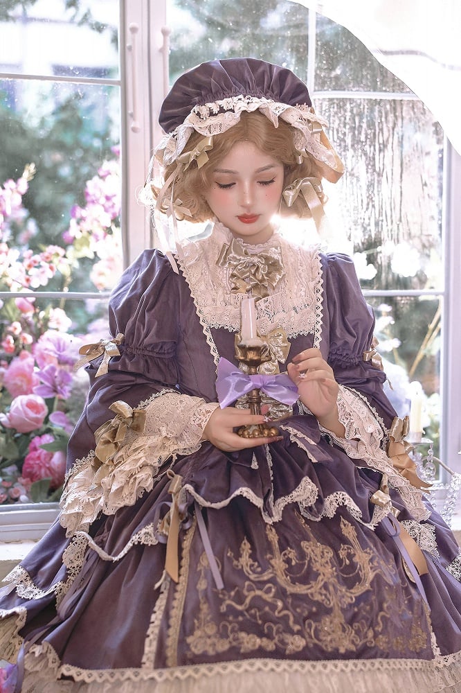 Bougie en velours à manches cloche, broderie violette et bougie
