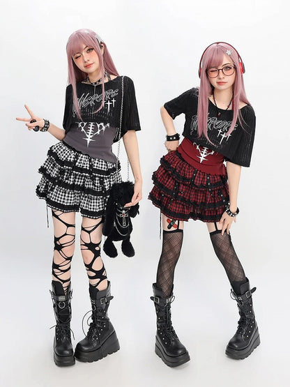 Coverup Rotes Neckholder-Y2K-Top mit schwarzem Grafik-Tank-Top im Set