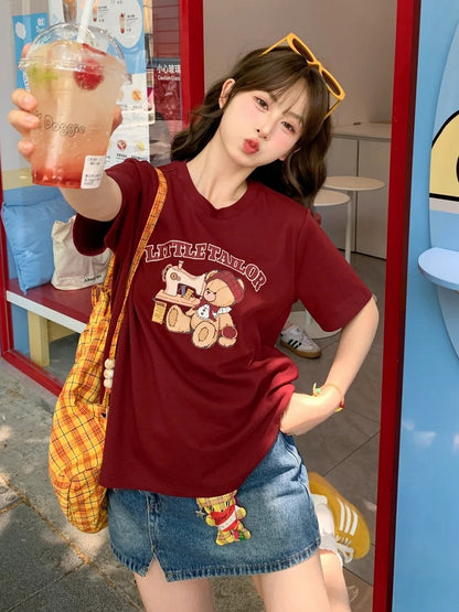 Weinrotes, rundes T-Shirt mit lockerem Halsausschnitt und Cartoon-Bären-Print