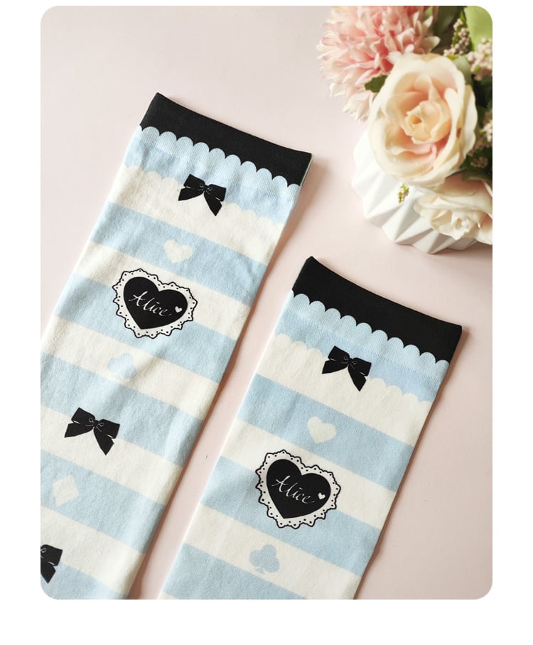 Overknee-Strümpfe mit blauen und weißen Streifen, Schleife und Herzmuster
