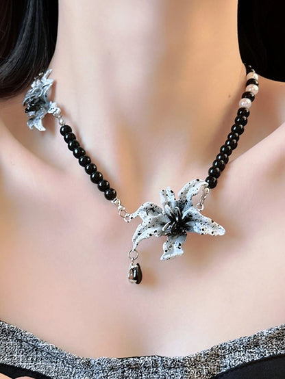 黒と白の花柄チャイナドレス風ビーズネックレス