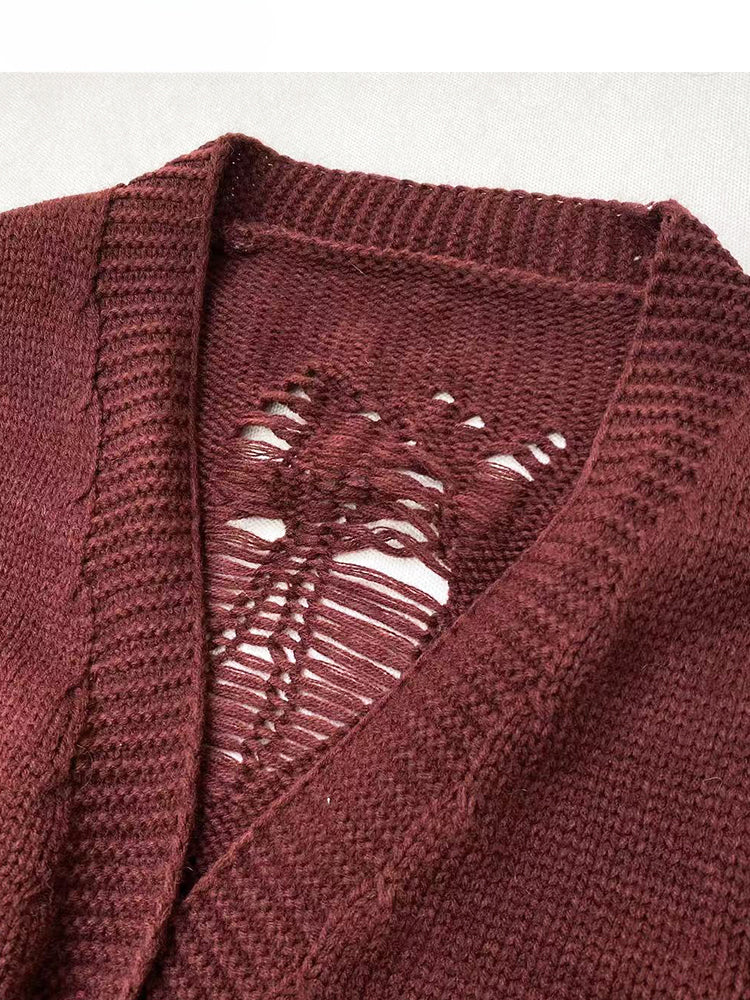 Weinroter, langer Cardigan mit Löchern im Used-Look