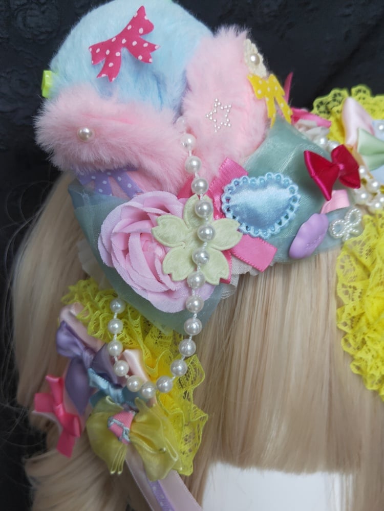 カラフルな蝶結びのディテールが特徴的な花柄のぬいぐるみミニハット