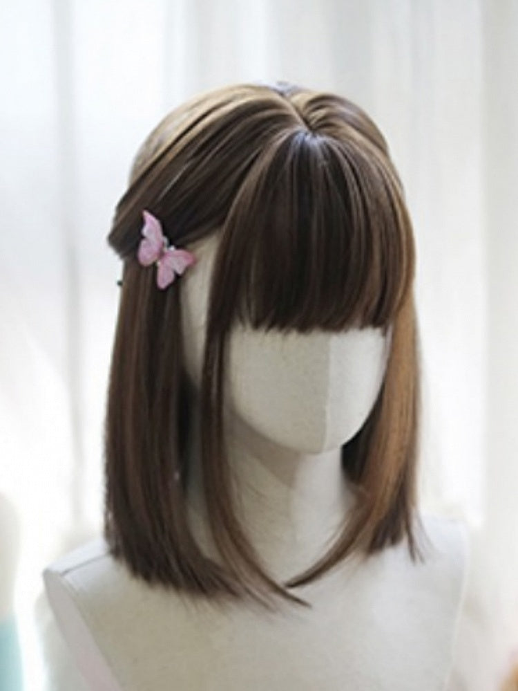 Dunkelbraune, schulterlange, glatte Perücke im Bob-Schnitt mit vollem Pony