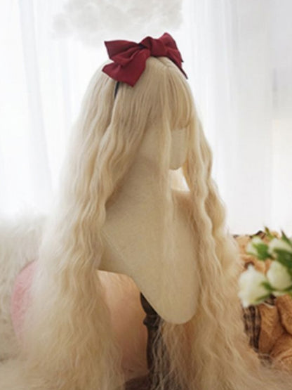 Hellblonde lange lockige Perücke mit vollem Pony