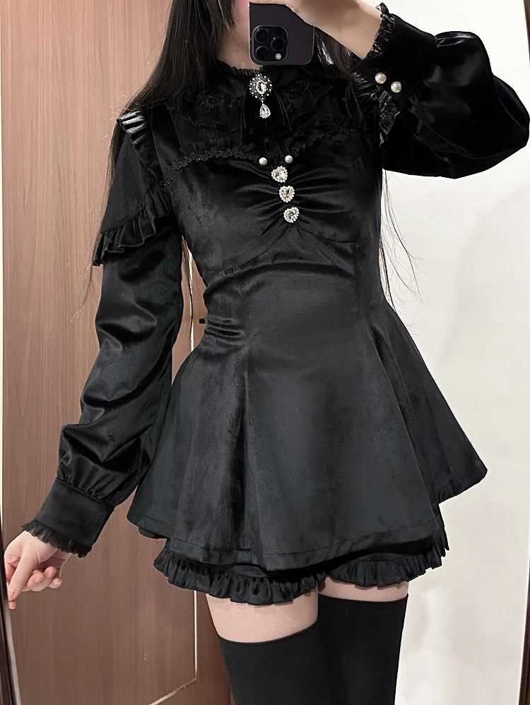 Schwarzes Jirai Kei-Set, Samtkleid im Landminenstil mit Spitzenaufnähern + Fliege + Shorts mit Rüschenbündchen