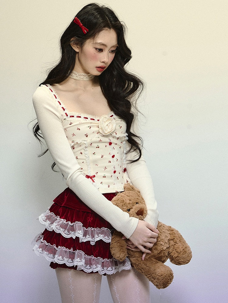 Aprikosenfarbenes Oberteil mit Blumenmuster, Kirschen und Schleife, Spitzenakzenten und quadratischem Ausschnitt