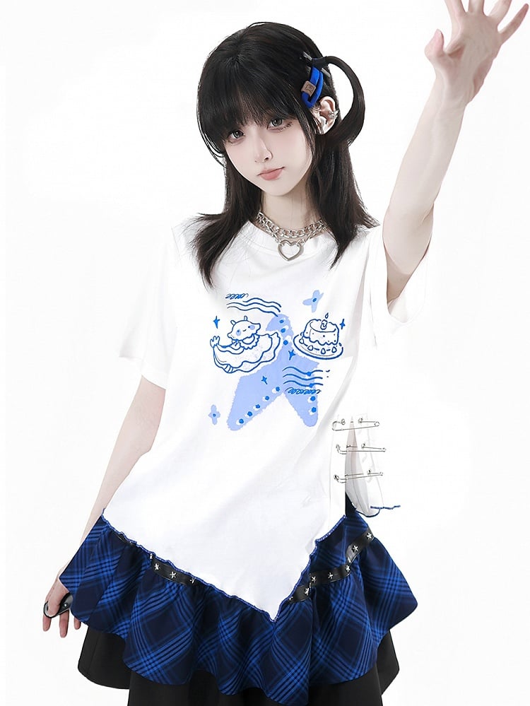 Asymmetrischer gewellter Saum, Schlitzdetails, weißer Saum, T-Shirt, blauer Quallen-Print, Anstecknadel