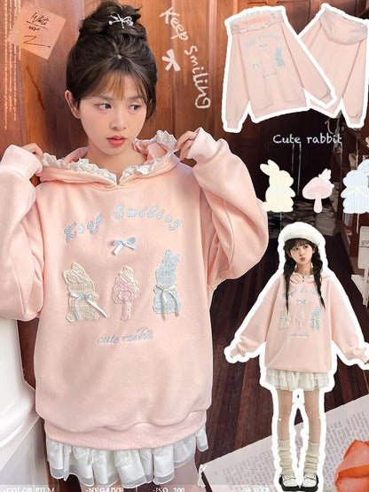 Rosafarbener, süßer Kapuzenpullover mit gehäkelten Häschendetails und Fleecefutter