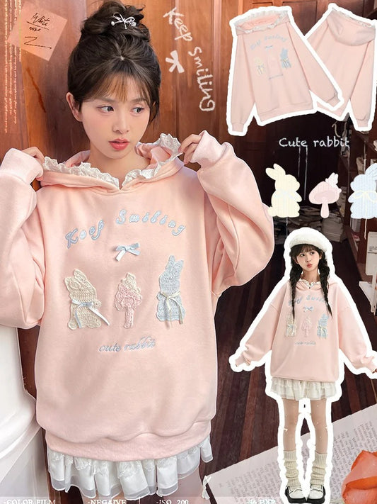 Rosafarbener, süßer Kapuzenpullover mit gehäkelten Häschendetails und Fleecefutter