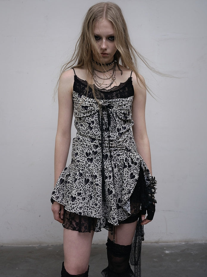 Selbstbindendes, schwarz-weißes Camisole-Kleid mit asymmetrischem Saum und Trägern aus Spitze mit glamourösem Herzdruck