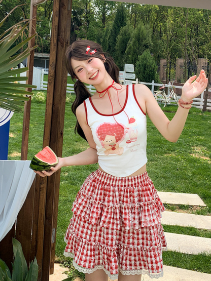 スイートなチェック柄ティアードスカート。レッドのトリム。全体にチェリープリントのレース。